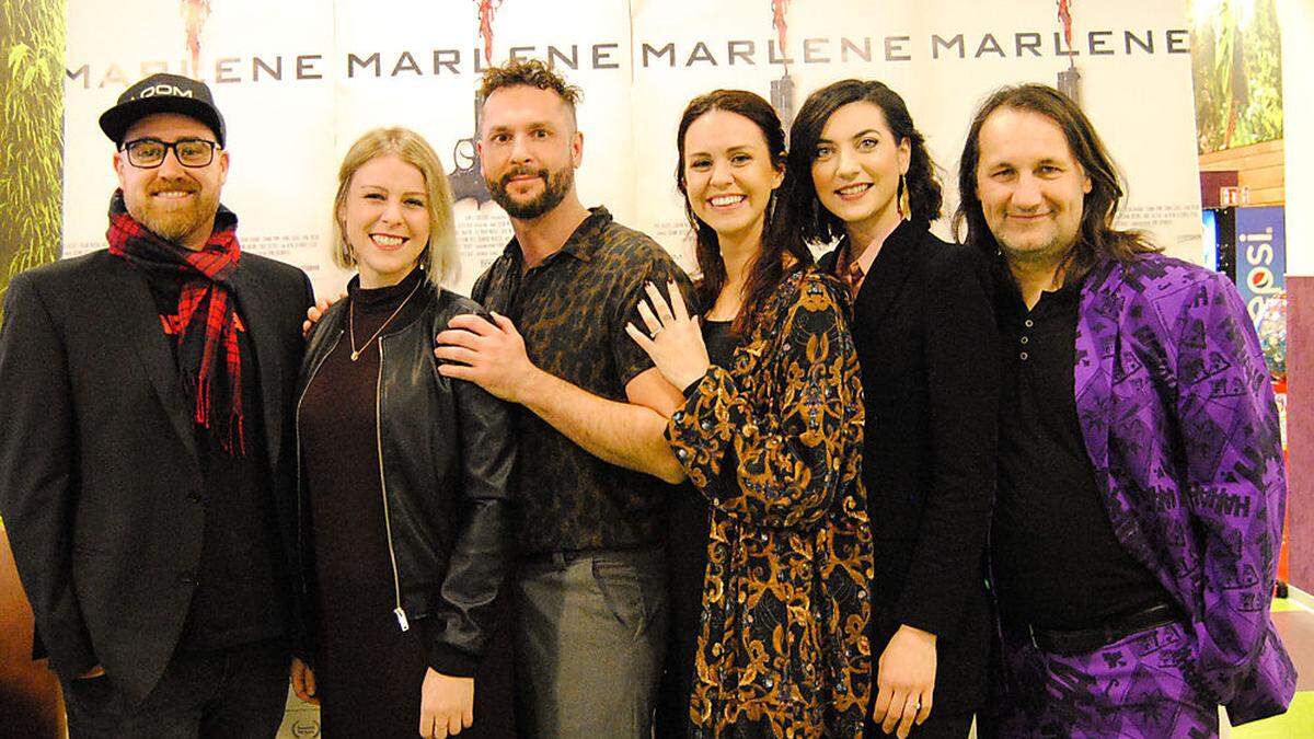 Regisseur Stefan Müller (links) und Produzent Oliver Haas (rechts) mit den Schauspielern Caroline Hochfelner, Paul Hassler, Sophie Grabner und Kamerafrau Susanne Hassler (4. von links)	