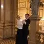Man sieht einen Mann und eine Frau in Tanzpose vor historischer Kulisse | Helena Wallner und Julius Sima kennen sich seit Kindheitstagen und werden am diesjährigen Wiener Opernball gemeinsam debütieren