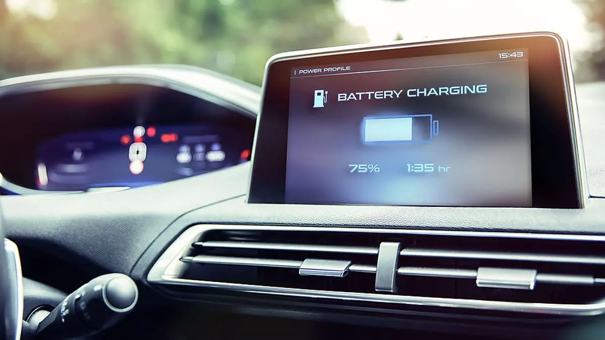Display informs about battery charge level in the electric car 
