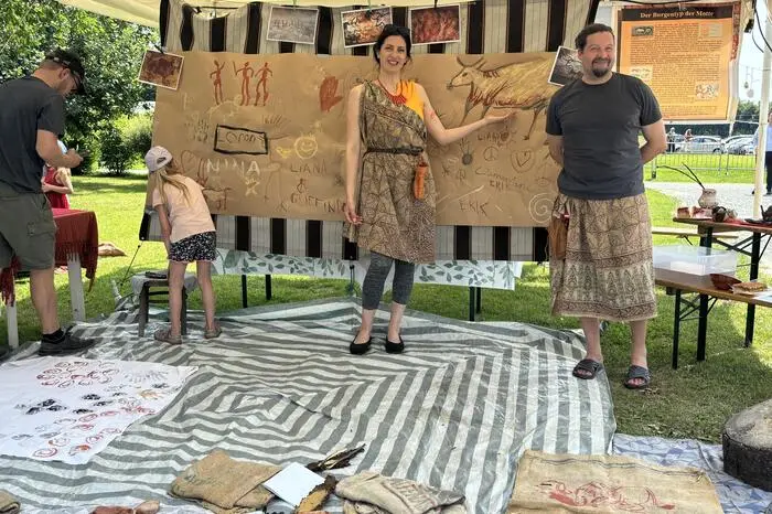 Mosaike legen, Malen mit Naturfarben, Schmuckherstellung, Restaurieren von Fundstücken, Münzkunde, historische Kleider- und Waffenkunde, Töpfern, Bogenschießen, alte Schmiedekunst und eine archäologische Ausgrabung standen bei den Mitmach-Stationen am Programm.