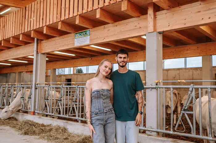 ... mit ihrem Mann Nino Sifkovits, der in Dobl am Hof seiner Eltern aufgewachsen ist, in der Steiermark, am Chianinahof.