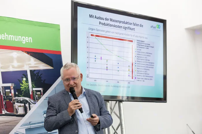 Stephan Schwarzer plädiert in seinem Vortrag für den Einsatz von eFuels