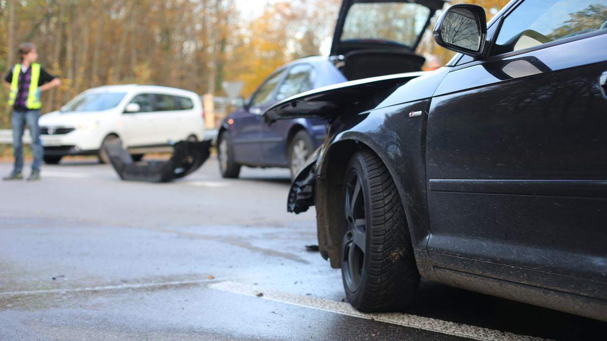 Die zwei Autos wurden beim Unfall schwer beschädigt (Symbolfoto)