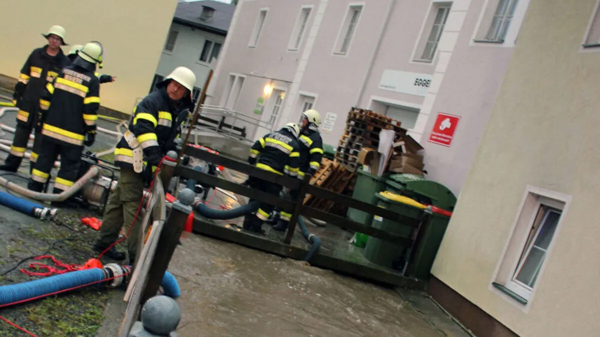 Beim Hochwasseralarm an der Tiebel hatte die Feuerwehr alle Hände voll zu tun 