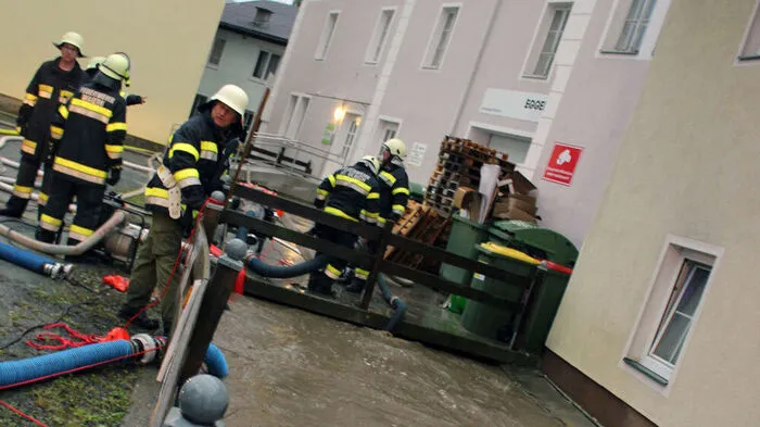 Beim Hochwasseralarm an der Tiebel hatte die Feuerwehr alle Hände voll zu tun
