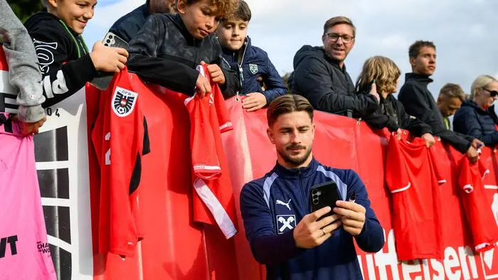 Romano Schmid mit Fans