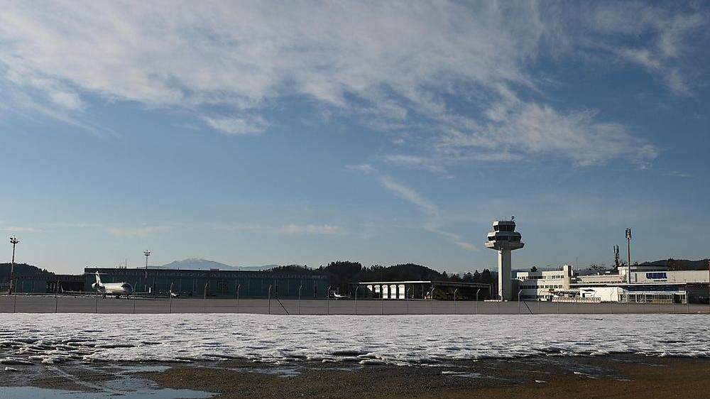 Das beschädigte Flugzeug befindet sich derzeit in einem Hangar auf dem Flughafen Klagenfurt 