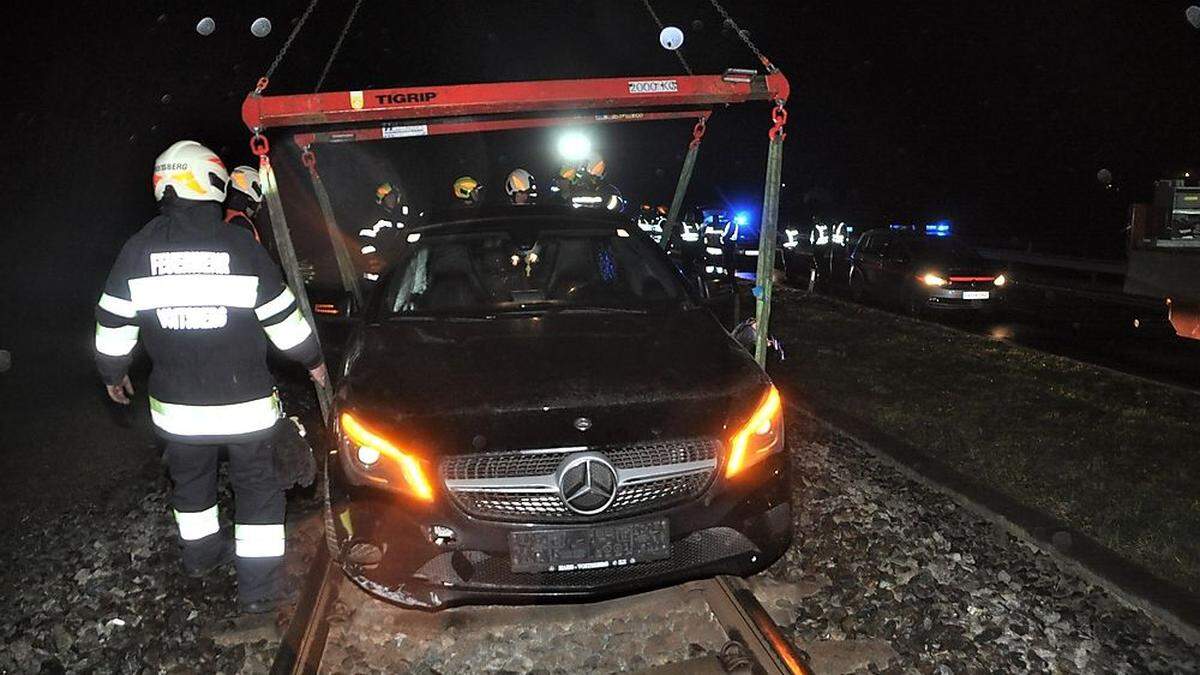 Das Auto kam auf dem Gleiskörper zu Stehen