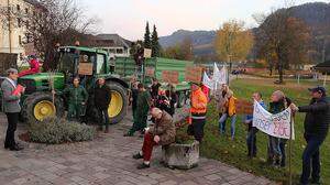 In Keutschach demonstrierten zahlreiche Bauern gegen die Umwidmung ihrer Gründe in Bauland