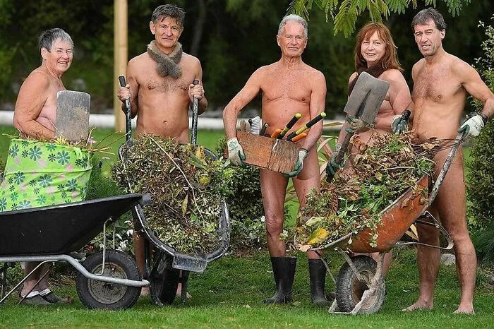 Gruppenbild vor der Arbeit - die intimsten Stellen werden natürlich nur für den Fotografen dezent bedeckt.