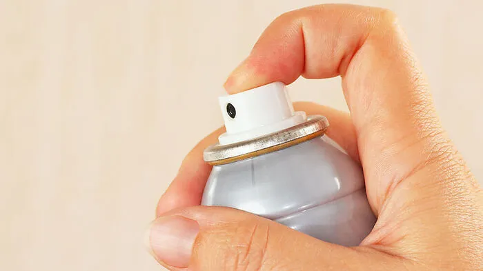 Mittels Deo-Spray löste ein Jugendlicher einen Feuerwehreinsatz aus
