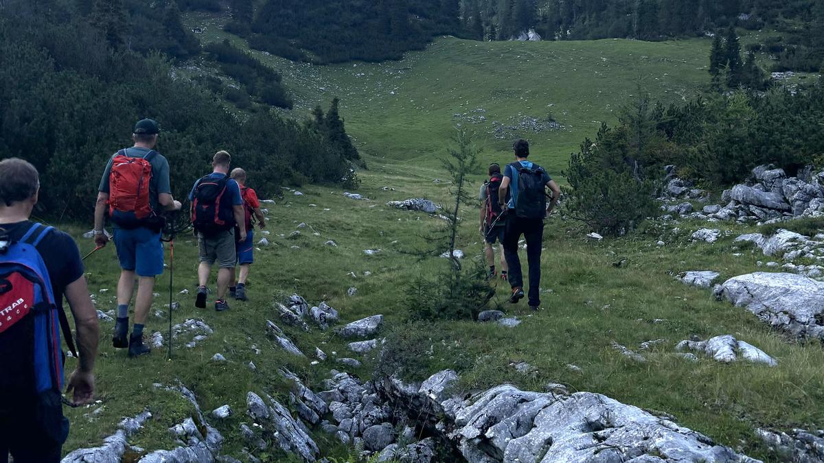 Dutzende Bergretter suchten auf steirischer und oberösterreichischer Seite unterstützt von Alpinpolizisten, Suchhunden und Hubschrauberbesatzungen nach dem Vermissten