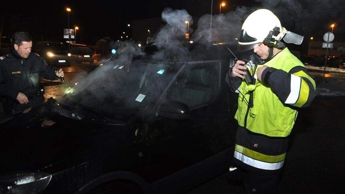 Die Feuerwehrleute bauten die qualmende Batterie aus