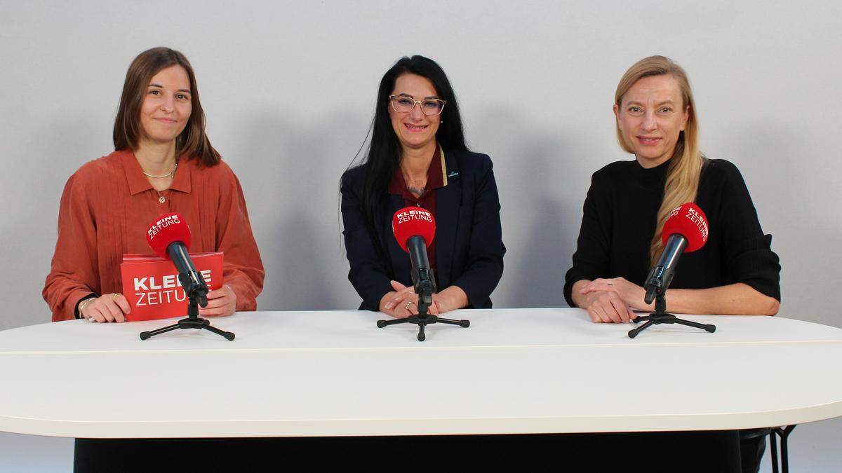 Tina Hartl (Mitte) und Juliane Bogner-Strauß (rechts) mit Moderatorin Anna Stockhammer