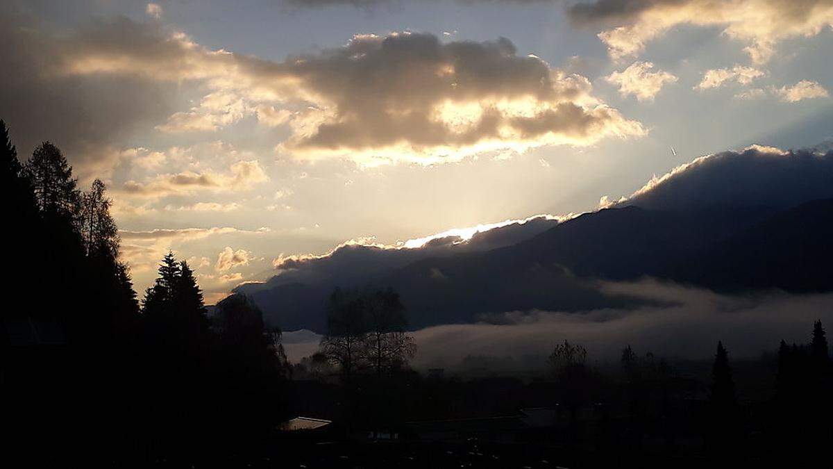 Sonne kann sich nur schwer durch Wolken kämpfen