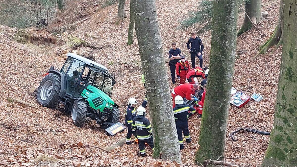 Wegen des steilen Geländes musste der Verunfallte händisch mittels Korbtrage aus dem Wald transportiert werden