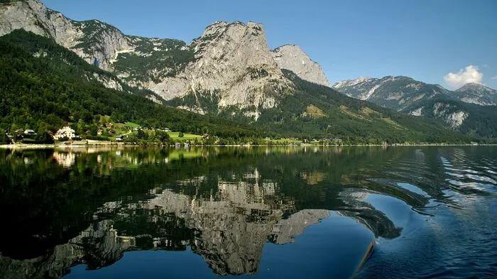Eingebettet in das Bergmassiv des Toten Gebirges ist der Grundlsee