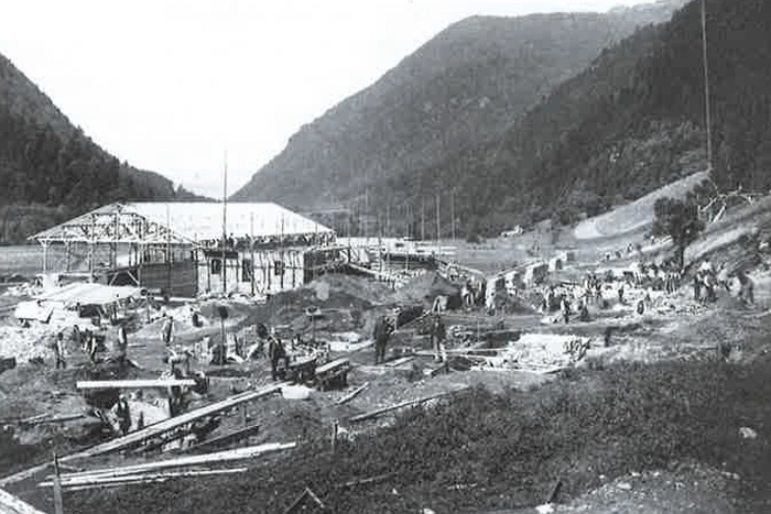 Aufbau des ersten Werksgebäudes im Jahr 1909