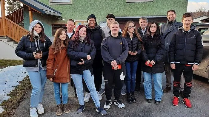 Direktor Wolfgang Schweighofer und Lehrer Ewald Nagl mit den Schülern der 1e-Klasse