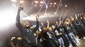 ABD0272_20250524 - ÖSTERREICH: Tochi Phil Chukwuani (Sturm Graz /links) und Die Mannschaft von Sturm Graz während der Meisterfeier des SK Puntigamer Sturm Graz am Samstag, 24. Mai 2025, vor der Merkur Arena in Graz. - FOTO: APA/ERWIN SCHERIAU