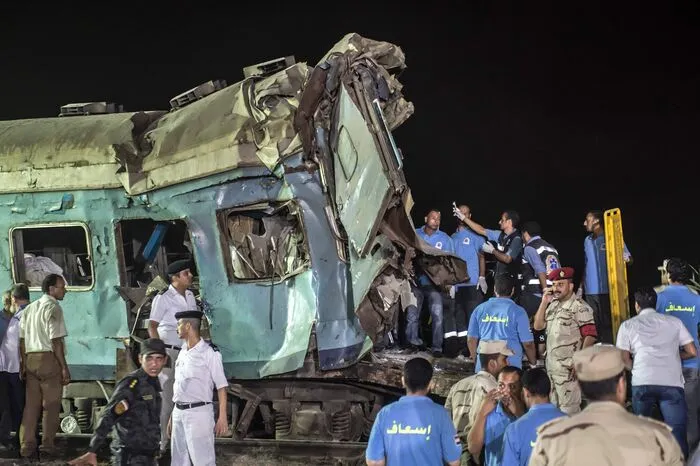 Zu dem Unfall in der Hafenmetropole Alexandria kam es dem Transportministerium zufolge, weil ein aus der Hauptstadt Kairo kommender Zug von hinten in einen Zug aus Port Said gefahren war, der an einer Haltestelle wartete.
