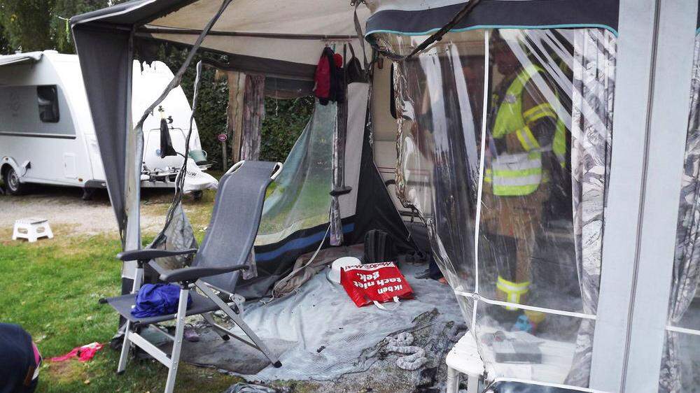 Eine Zweijährige aus den Niederlanden hat bei einem Brand am Samstag auf einem Campingplatz in Abersee am Wolfgangsee im Bezirk Salzburg-Land großflächige Verbrennungen erlitten