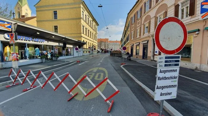 Die Schlögelgasse wurde gesperrt, um die Marktfläche am Kaiser-Josef-Platz vergrößern zu können.