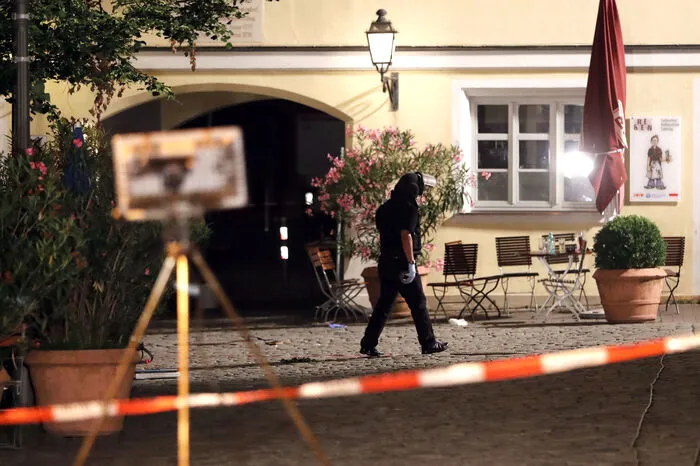 Nach Angaben von Bayerns Innenminister Joachim Herrmann zündete ein 27-jähriger Syrer am Eingang zu einem Festivalgelände im Zentrum der fränkischen Stadt einen Sprengsatz, nachdem er nicht auf das Gelände gelassen worden sei.
