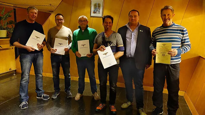 Die geehrten Mitglieder Heinrich Kleinlercher, Mario Sir, Karl Dalpra, Arne Hils mit Obmann Michael Sussitz und Fritz Dietrich