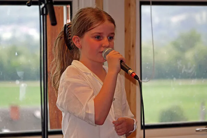 Hanna Hofbauer aus der 1C sang den Stainacher Schulsong "Gemeinschaft"