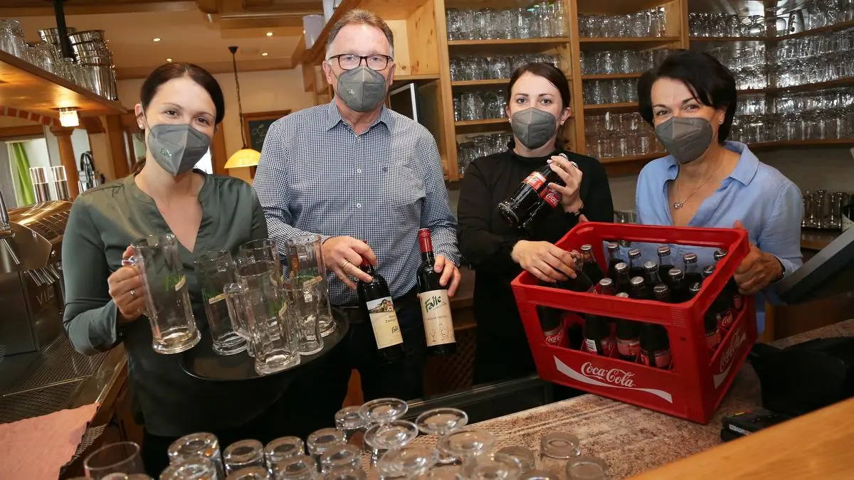 Peter Falle bereitet mit seinen Töchtern und seiner Frau das Landgasthaus auf die Öffnung vor