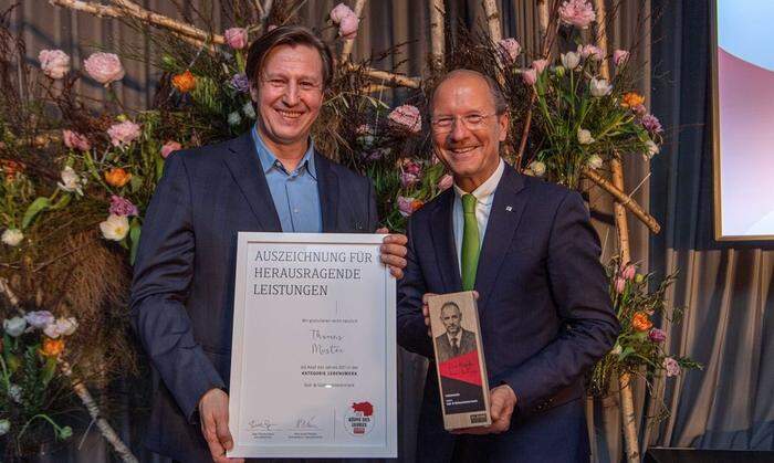 Sportredakteur Michael Schuen (li.) nahm den Preis für das Lebenswerk für den abwesenden Thomas Muster entgegen 