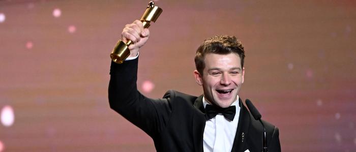 Simon Morzé freut sich bei der Verleihung des Deutschen Filmpreises über die Auszeichnung in der Kategorie "Beste männliche Hauptrolle"