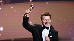 Simon Morzé freut sich bei der Verleihung des Deutschen Filmpreises über die Auszeichnung in der Kategorie "Beste männliche Hauptrolle"