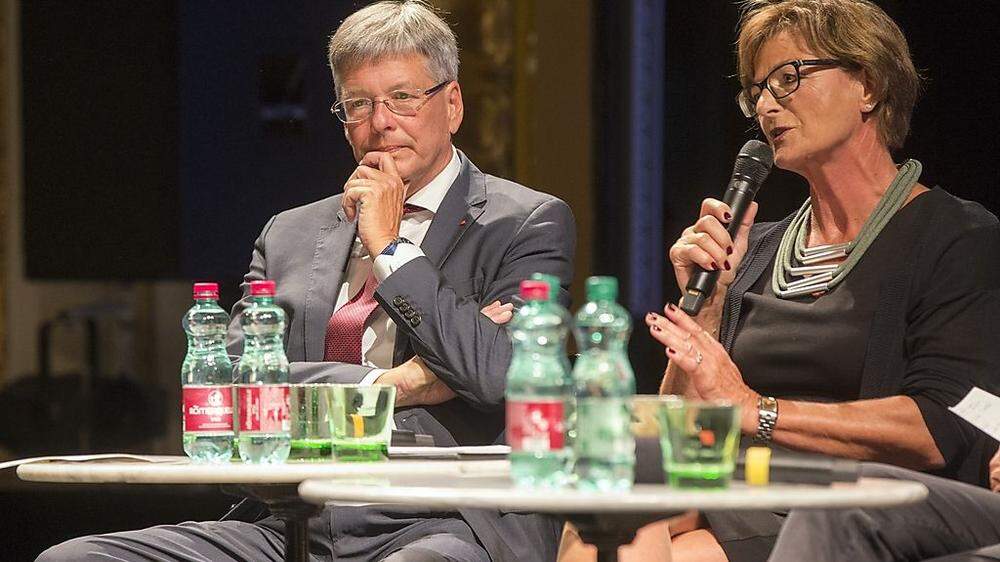 Landeshauptmann Peter Kaiser und Hilde Gaggl, Bürgermeisterin von Krumpendorf, bei der Informationsveranstaltung