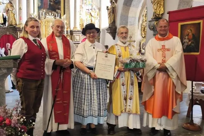 Im Rahmen des Festgottesdienstes würdigte Karin Dorfer dieses Jubiläum und überbrachte die Glückwünsche der Pfarrgemeinde. 