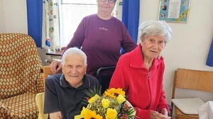 Das Jubelpaar Eduard und Josefa Hauswirth mit einer ihrer Pflegerinnen