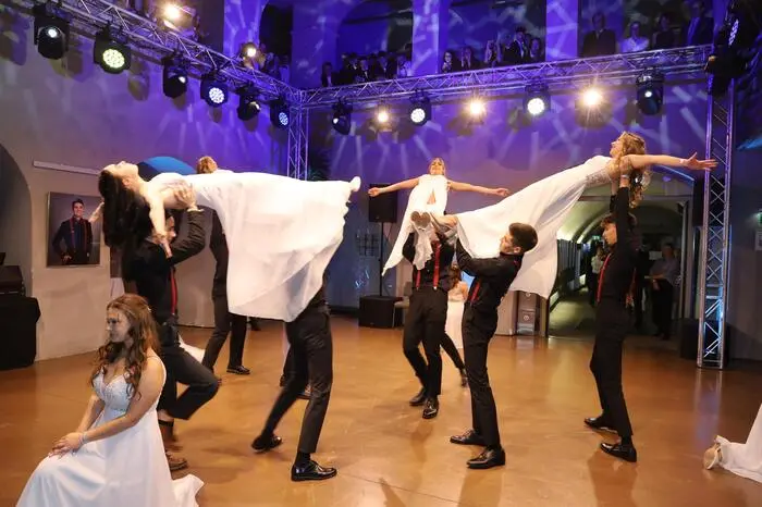 Den Höhepunkt des Abends bildete die Eröffnungspolonaise, bei der spektakuläre Hebefiguren gezeigt wurden