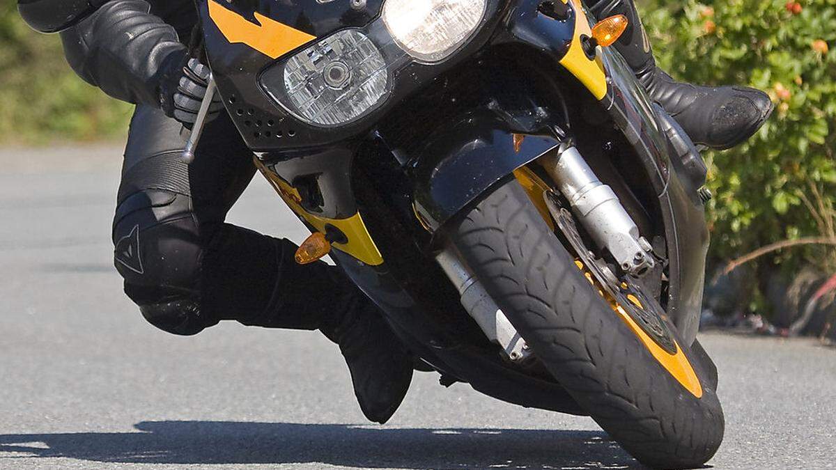 Der Motorradfahrer zog sich beim Sturz schwere Verletzungen zu (Sujetbild)