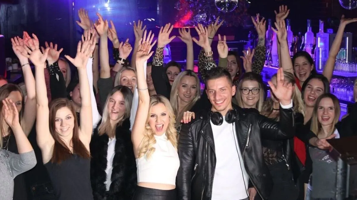 Natalie Holzner (Mitte) drehte mit ihrem Team im Grazer Lokal "Bur"