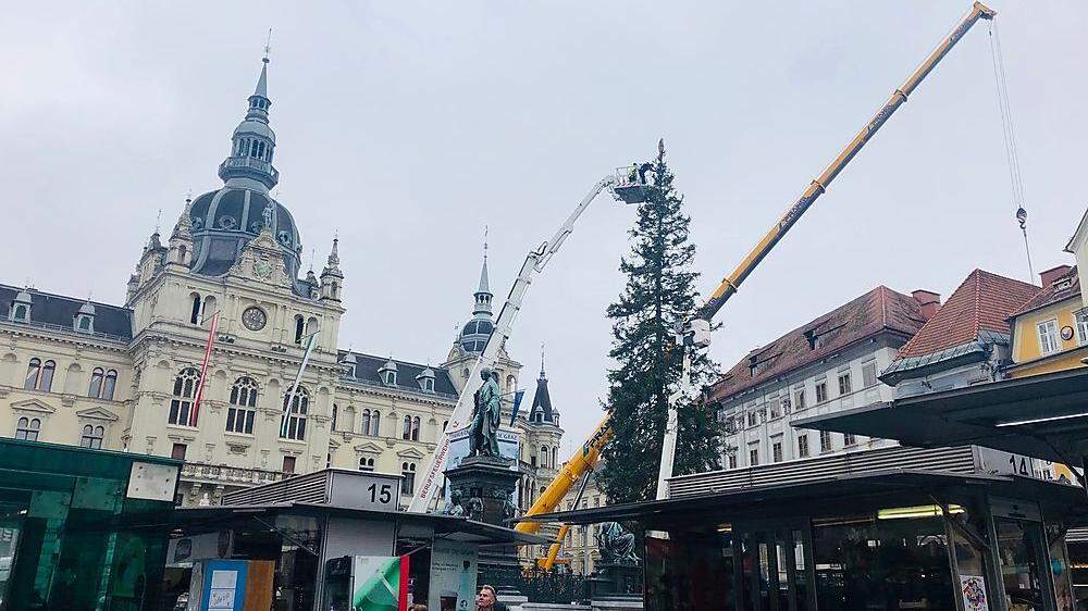 Der Christbaum am Grazer Hauptplatz steht seit heute früh