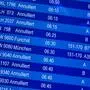 Auf einem Display im Flughafen Düsseldorf sind die annullierten Flüge aufgelistet