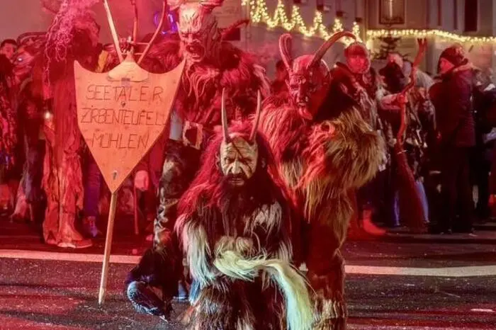 Dies wurde bei der Veranstaltung auch entsprechend zelebriert, zahlreiche Besucherinnen und Besucher ließen sich das feurige Spektakel nicht entgehen.