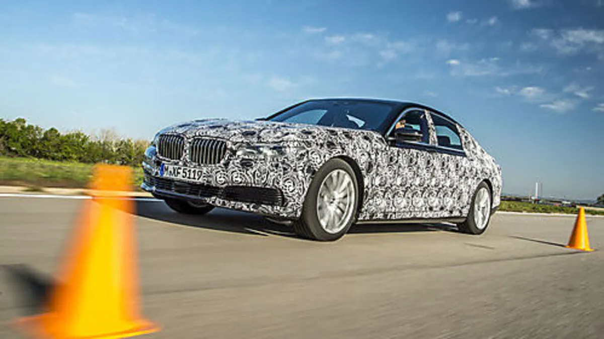 Tarnen und täuschen: Die 5-Meter-Limousine lässt sich flink wie ein kompakteres Auto bewegen