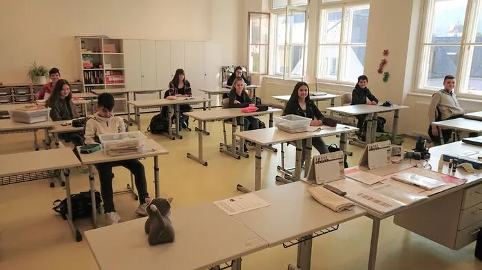 In der Neuen Mittelschule Leoben-Stadt im Bildungszentrum Innenstadt wurden in jeder Klasse die Sicherheitsabstände beim Unterricht genau festgelegt.