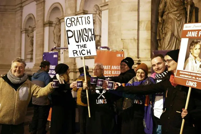 Einige hunderte Menschen marschierten unter der Parole "Eat the Rich" gegen soziale Ungerechtigkeit