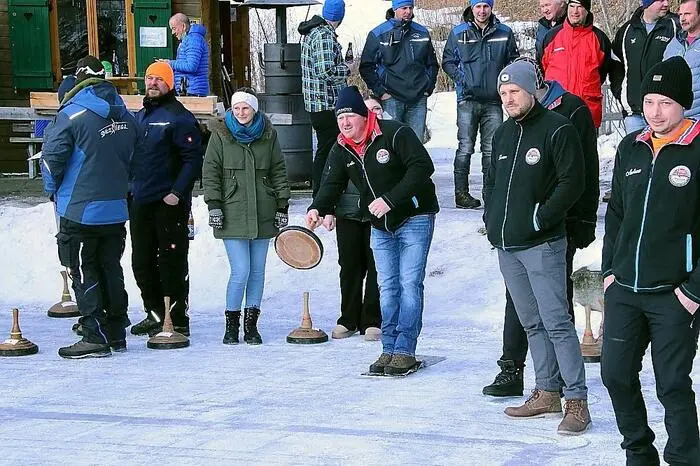 20 Mannschaften lieferten sich bereits ab acht Uhr auf vier Bahnen spannende Duelle, wobei auch der Spaß nicht zu kurz kam.