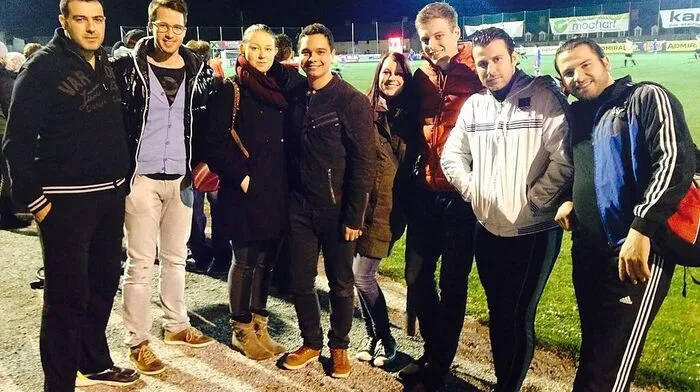 Für Heimspiele des ASK haben drei interessierte Flüchtlinge eine Saisonkarte geschenkt bekommen