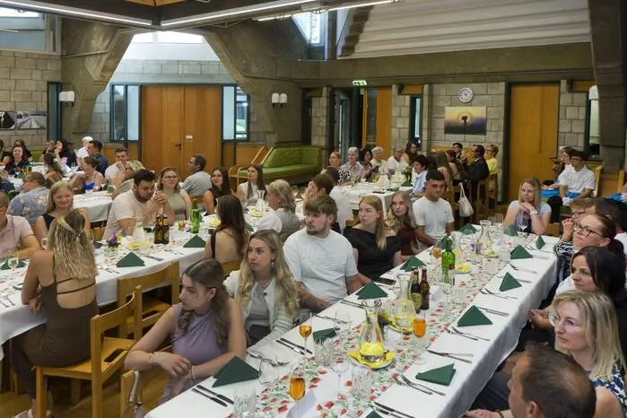 Die Absolventen hätten Fachwissen, persönliche Reife und Verantwortungsbewusstsein entwickelt und seien mit einem „Rucksack voller Kompetenzen“ bestens gerüstet, wie es bei der Feier hieß.