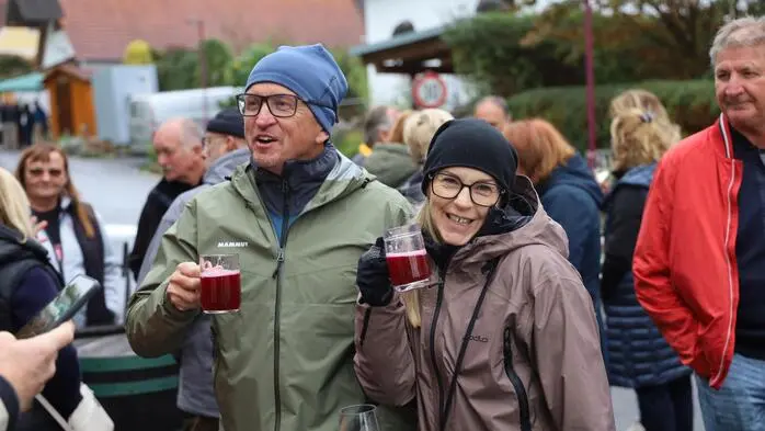 Das schlechte Wetter hatte keinen Einfluss auf die Gäste, die sich beim Kellergasslfest in Tieschen bestens amüsierten
